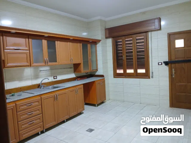 فيلا إدارية بموقع استراتيجي (واجهتان) منطقة راس حسن - بقرب من شركة المدار