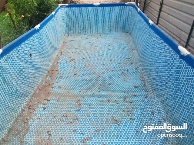 مسبح عرض 2/5العرض الطول/4/أمتار استخدم ليوم واحد فقط المكان لايتسع لكبره