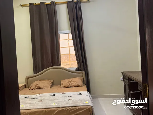شقة تتكون من غرفتين وصاله وحمامين ومطبخ مفروشه وكل فرشها جديد وغرف تتكون من غرفه وصاله وحمام ومطبخ