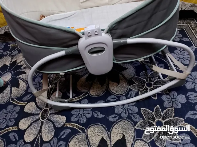 كاروك هزاز مستخدم مع سرير طفل للبيع