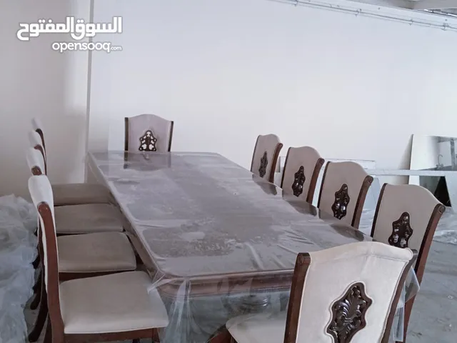 طاولة طعام فاخرة – صناعة ماليزية تتسع لـ10 أشخاص • تصميم أنيق وعصري يناسب مختلف ديكورات المنازل