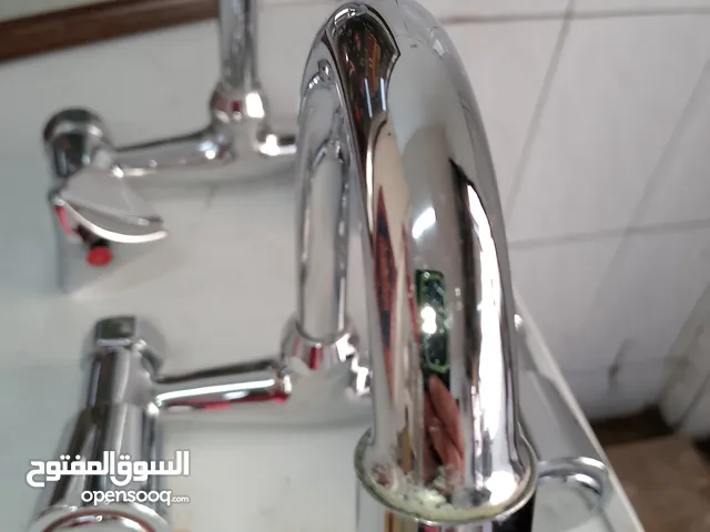 خلاط مياه إيطالي بحالة ممتازة للمغاسل والمجلى ، عدد2 موجودات بالبقعة وعالفحص