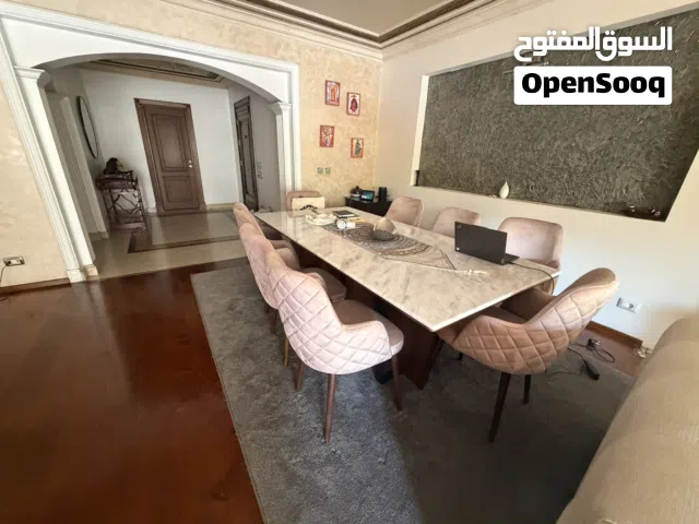 للبيع – طاولة سفرة من رخام كرارا مع 8 كراس