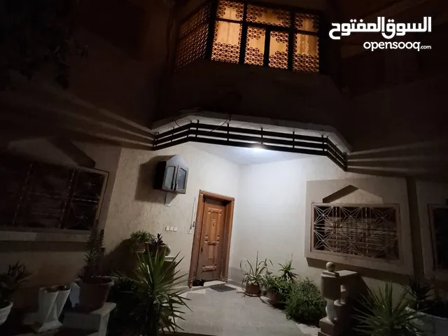 فيلا استثمارية للبيع في طابلينو علي 3 ادوار و محلين متأجرات علي الرئيسي شارع جامعة الأهلية