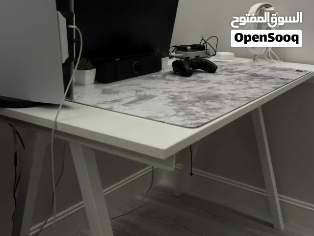 طاولة ايكيا نظيفة استخدام خفيف