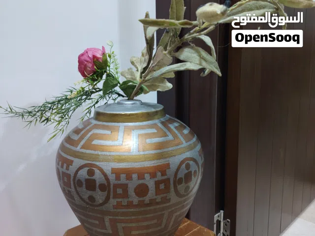 زهور صناعية بالوان واشكال مختلفة