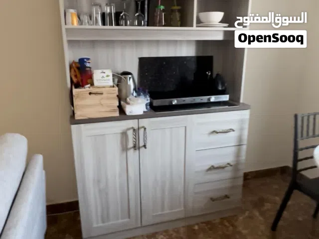 للبيع مكتبة مطبخ بحالة جيدة