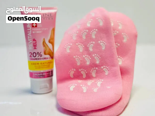 عرض تنعيم وترطيب القـدم  يتكـون من كـريم + جواريب سليكون.