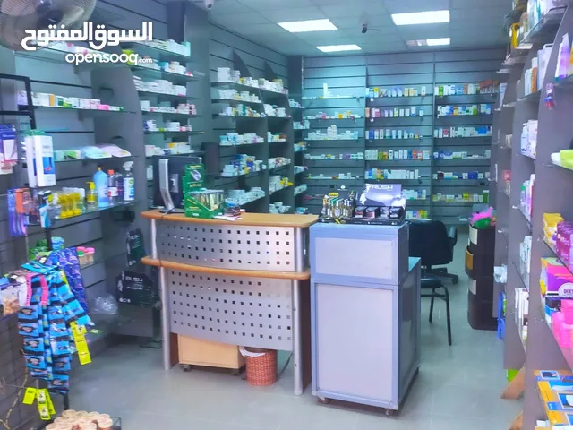 صيدلية للايجار في الهرم خاتم المرسلين مرخصة تجاري مجهزه بالكامل ارفف فيها حمام وجزء للتخزين