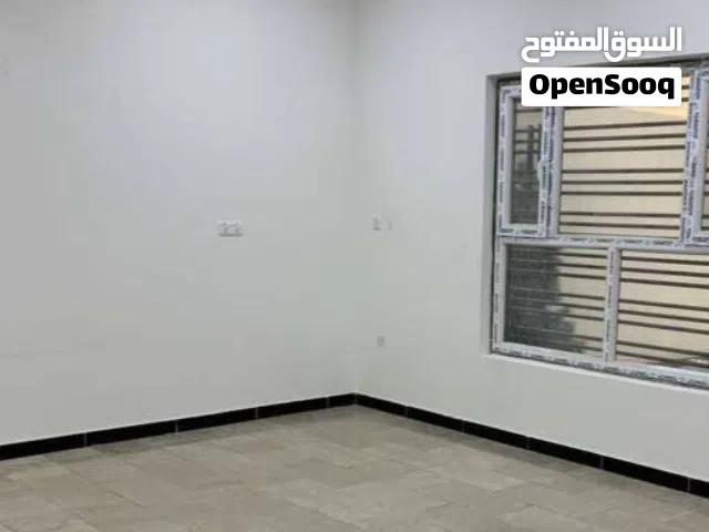 شقه للايجار في المعقل بناء حديث موقع ممتاز تحتوي غرفتين منام صاله مطبخ صحيات استقبال طابق اول