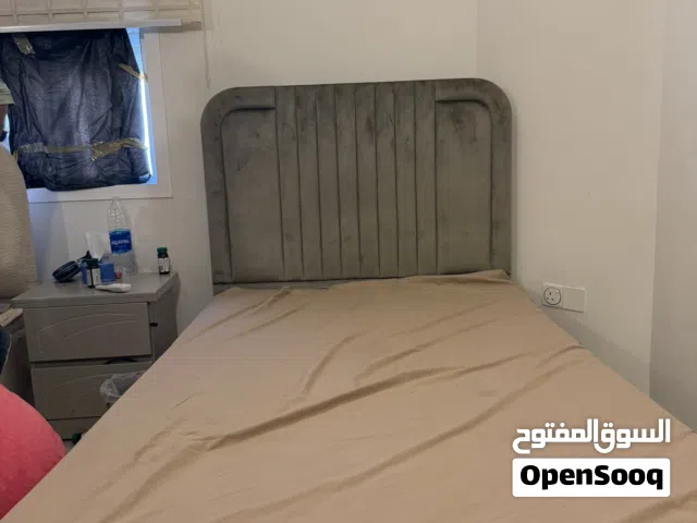 سرير دبل مخمل + مرتبة بحالة ممتازة – استخدام خفيف