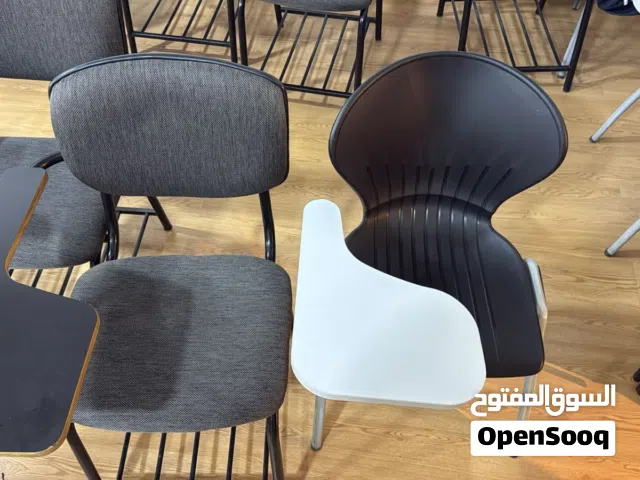 كراسي دراسية بحال الوكالة بسعر جدا مناسب 15 دينار للكرسي قابل للتفاوض