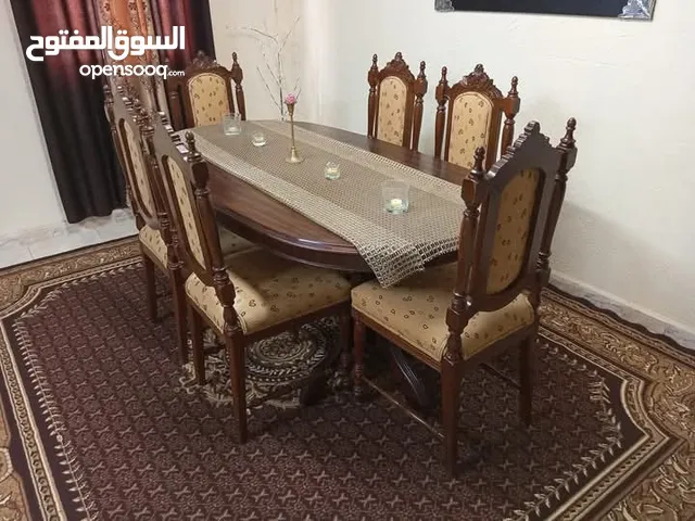 طاولة سفرة وسرير بيبي وطاولة وسط وسجادتين