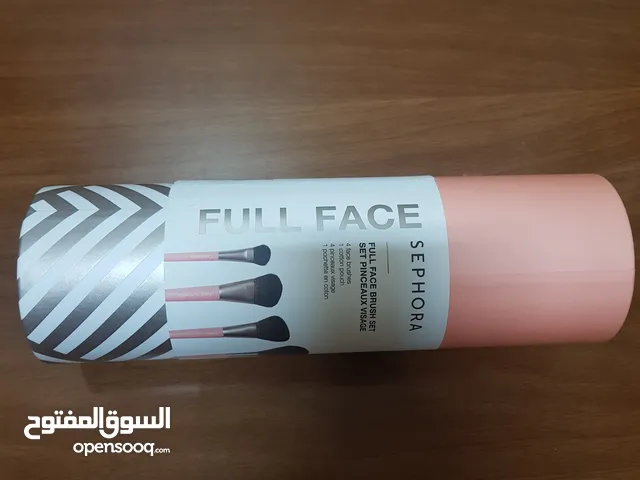 أربع فراشي ميكاب للوجه لون وردي شبه جديد من محل سيفورا في الستي سنتر نوعية ماركة وممتازة جدًا