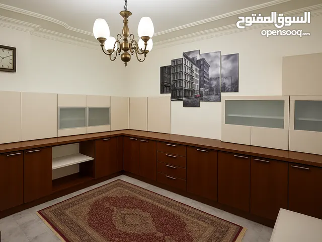 مطبخ خشب جوايكو مميز بحالة الوكالة عبارة عن 3 واجهات للبيع بالسعر مميز جدا