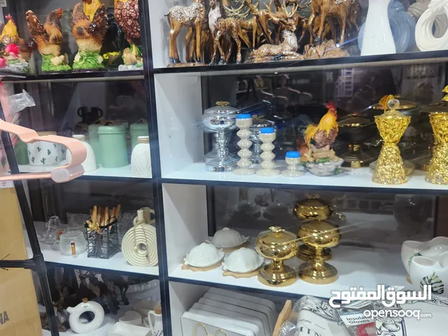 فاترينات و رفوف ومكتب