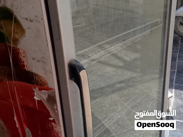 عارضة مشروبات شغالة ونظيفة