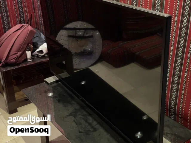 شاشة 55 بوصة مع طاولتها (طقم لقطة) للي يبغي شاشه لكل شي