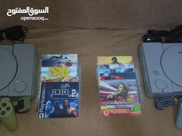 السلام عليكم  بلايستيشن 1 العدد 2 يشتغلو وميه ميه كل جهاز معاه ملحقاته