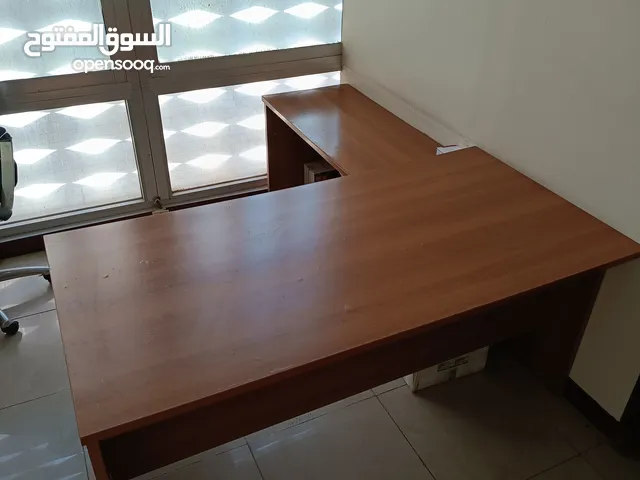 متفرقات للبيع مكتب مستعمل كبير للبيع نظيف واسطوانة غااز وبوتجاز سطحي ومنظم بالخرطوم وكراسي مكتب