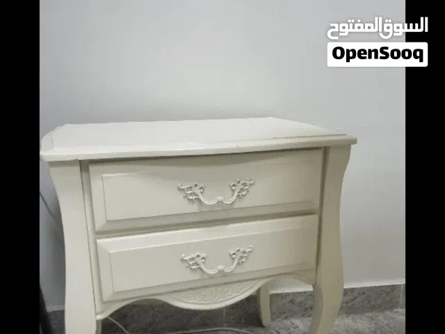 كومدينة و طاولتين جانبيتين