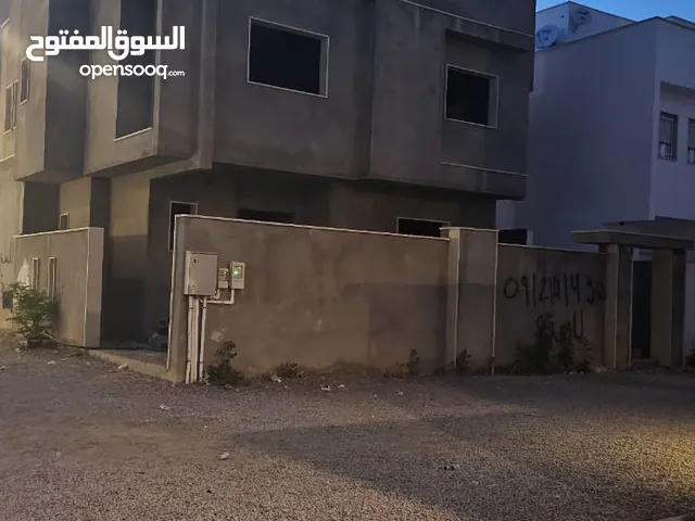 260 m2 5 Bedrooms Townhouse for Sale in Tripoli Al-Serraj