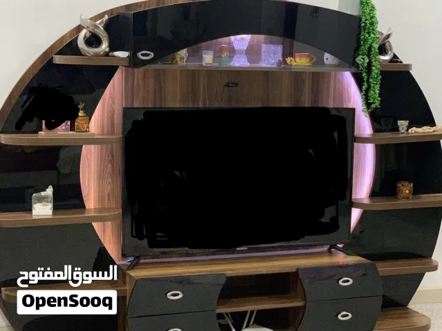 معرض تلفزيون بحاله جيده جداً لون اسود وصاجي