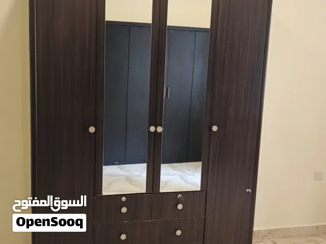 كبت سته ابواب بحاله جيده جدا 50دينار شامل تركيب وغرفه تتكون من سرير مع المترس وكبت وكمدينو وتسريحه