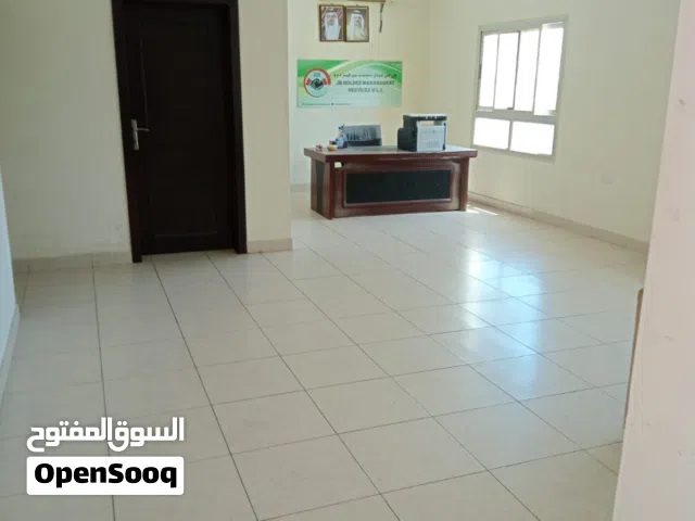 شقه مكتبيه واسعه على الشارع