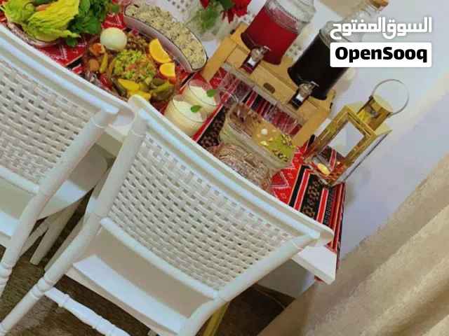 ميز طعام و4كراسي مستخدم نضيف ويا ديكور عيد ملاد مستخدم عيد عيلا. واحد