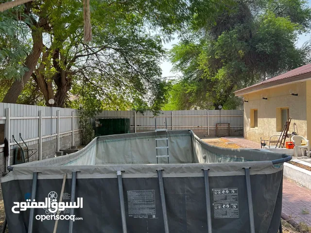 حوض سباحة عملاق