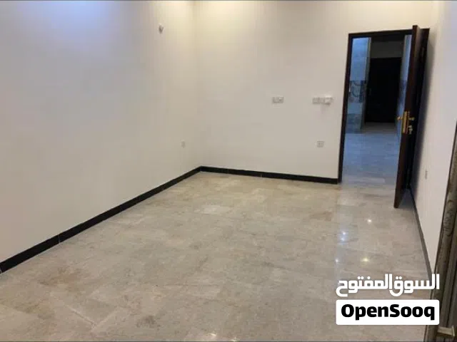 بيت حديث درجة اولى  مساحة 240 متر  يقع في حي الجامعة قرب مدرسة كامل شبيب