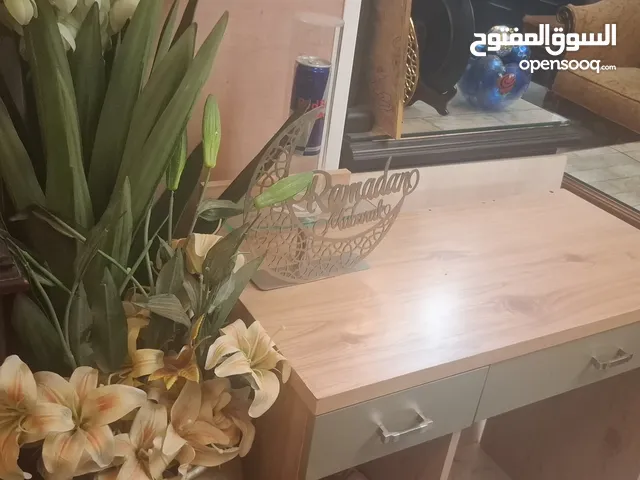 مكتب+مراية حجم وسط (جداد غير مستخدم)