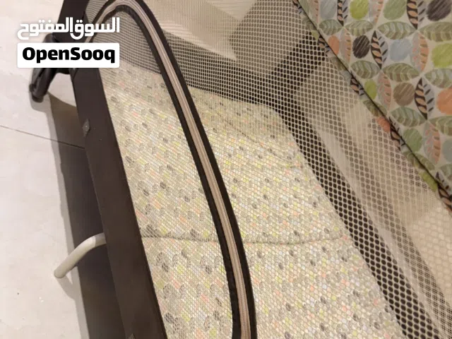 سرير اطفال قابل للطي