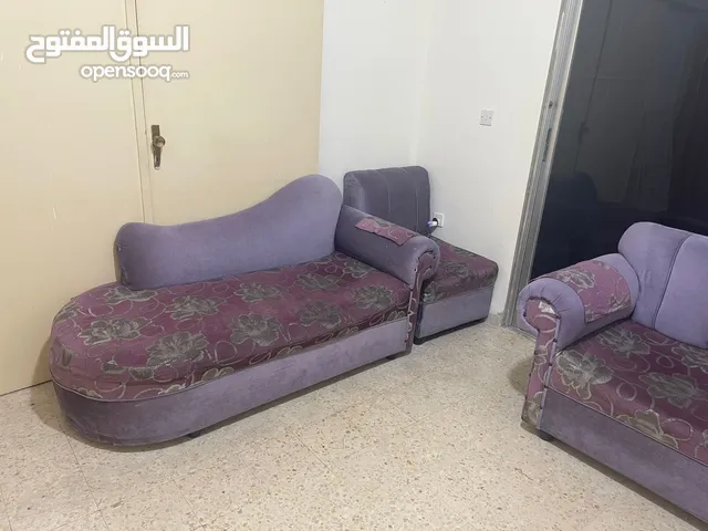 طقم كنب بحالة جيدة كورنر مع مقعدين لون بنفسجي فاتح بسعر جيد للبيع المستعجل