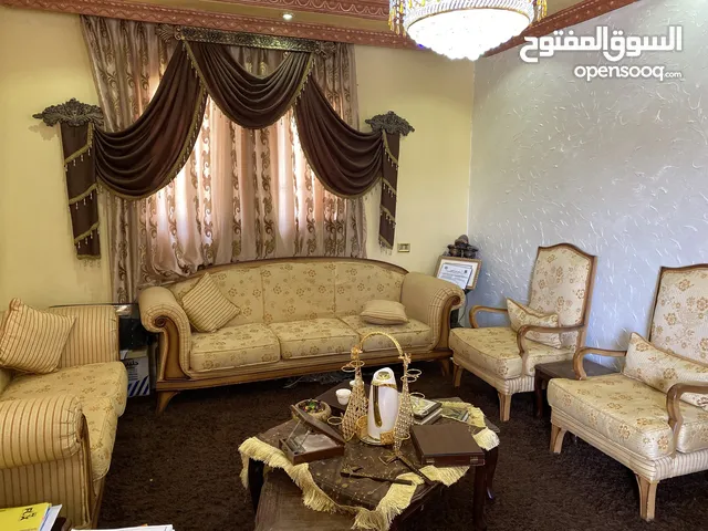 طقم كنب 7 مقاعد لون ذهبي وطقم لون بني 4 مقاعد وطقم طربيزات خشب وموكيت شاجي وبردايتين وزاوية بوفيه