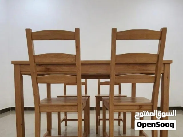 طاولة مع كراسي