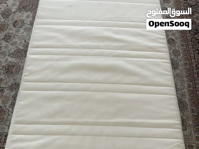 مستلزمات سرير أطفال شبه جديد  مرتبه قابل لتمدد  شنطة أطفال مع حقيبة حامل الطفال
