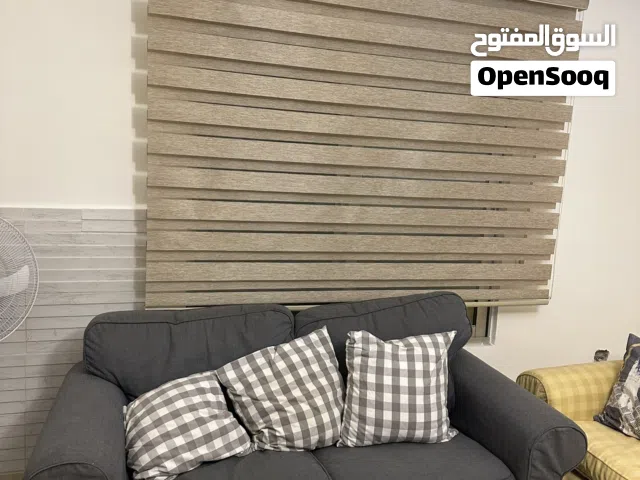 طقم كنب ثلاثية و مزدوجة للبيع مع الطاولات