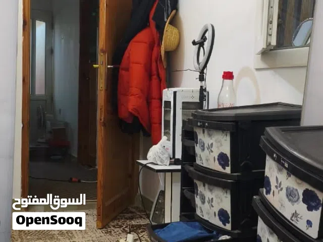 السلام عليكم كرسي حلاقه نضيف جدا