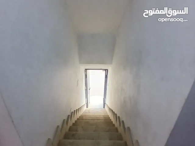 ستوديو تجاري للإيجار بتاجوراء في موقع ممتاز جدا مكتب +صاله +حمام +مطبخ صغير +ممر+ الخ