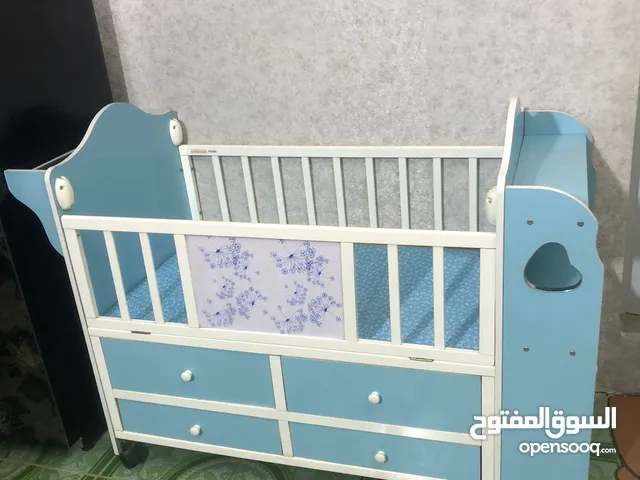 سرير طفل مع ناموسيه من عمر الولادة الى اربع سنوات  نظافته عاليه 