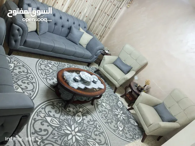 كنب تفصيل باللونين السكني والبيج مكون من سبعة مقاعد بحالة الوكالة جديد