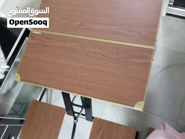 حقيبة تحتوي على ميز وأربعة كراسي