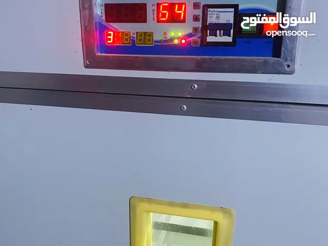 فقاسة انظيفة للبيع 1200بيضه