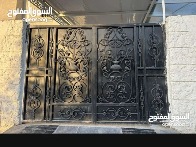 للبيع باب من نوع ثقيل