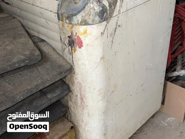 موجود ماكنتين خلط الدهان واللوان شغالين ميه ميه المعني