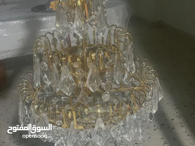 ثريات فاخرة مستعملة بجودة جيدة موديل كلاسيكي مصنوعة من كريستال ناعم و هيكل معدني ذهبي متين