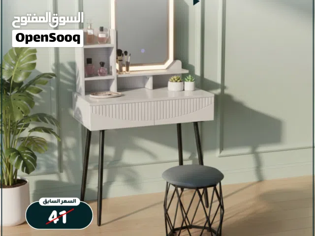 تسريحة هير استايل للتزيين مع اضاءة متعددة الالوان وكرسي معها ايضا من متجر الاسطور hairstyle Dressing