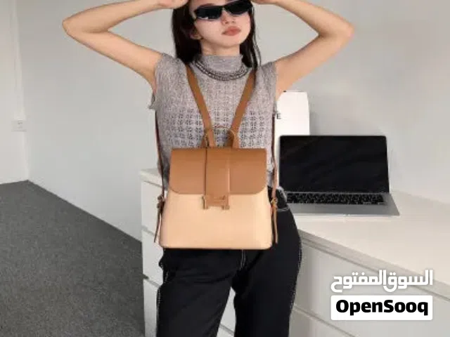 حقيبة ظهر نسائية جلد بلون بني وبيج  تصميم راقي وعصري  توصيل متاح والدفع عند الاستلام
